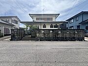 コンビニやドラッグストアなど徒歩15分以内に揃っています。（現在は古家があります。）　