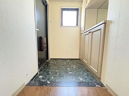 収納もたっぷりあるので、靴がたくさんあっても安心!片付いた玄関がキープできます♪
