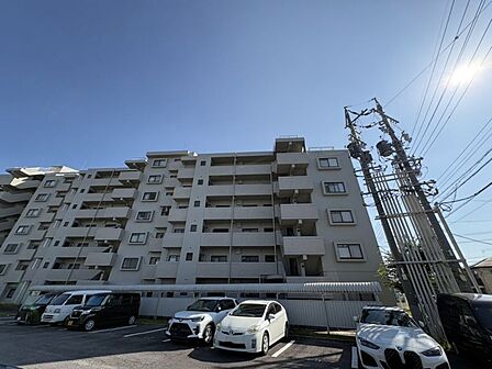 日差しがたっぷり入り、家中が明るく開放感のあるマンションです。毎日快適に過ごせます!