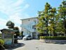 周辺：竜美丘小学校まで　847m　徒歩約11分　野鳥の森や学校周辺の恵まれた自然環境の中で、心豊かに且つたくましく生き抜く児童の育成を目指している。