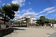 豊田市立飯野小学校 飯野小学校特別支援学級あり。地域の方々から指導を受け、野菜づくりや稲作を学校で行い、収穫した野菜で漬物作りをするといった活動を通して、自然の恵みや働くことの意義を知り、加えて地域…