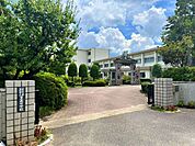 豊南中学校（根川・前山・山之手・平和小学校より進学）特別支援学級あり。40年前から校内にはバラ園があり、地域の病院や公共施設にバラを贈りつづけています。 1300m