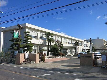 豊田市立崇化館中学校(挙母・元城・朝日小学校より進学)特別支援学級あり。豊田市中心部に位置し、交通量も多く人通りもあるため色々な人の目で守られ、お子さんの通学にも安心をおける中学校です。 1020m