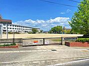 大林小学校特別支援学級あり。豊田市内旧小原村の山間部にある小原中部小学校と交流することで、郷土である豊田市の都市部と山間部両方の人の気持ちを考えることを狙いとした教育を行っています。 800m