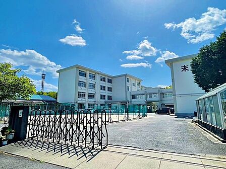 豊田市立末野原中学校 末野原中学校（前山・寿恵野・大林小学校より進学）特別支援学級あり。例年地域と学校との交流を狙った事業が行われています。文化祭や体育祭といった行事に力を入れています。 1300m