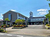 童子山小学校特別支援学級あり。明治20年に創設され、豊田市内でも古くからある伝統的な学校です。ランチルームがあり、縦割りでランチをしたり、色々と活用されています。 320m