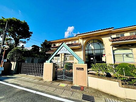 花園幼稚園開所時間(8:00~18:00)早朝保育、延長保育あり。年長クラスでは、名古屋グランパスの選手・スタッフから直接指導を受ける機会があります。 1112m