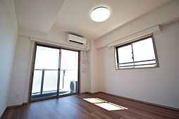 洋室8帖（横の窓は部屋によります）