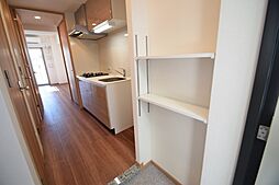 下駄箱向かいに棚があり、便利です