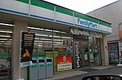 ファミリーマート（290m）