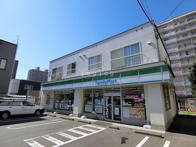 ファミリーマート東札幌6条店 257m