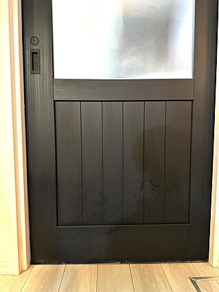 室内へのドアは...