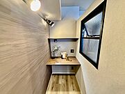 リビングの端に書斎・家事等小部屋。机にも利用できるカウンター付書斎・作業等にも使える背中側に本棚等に使える可動棚