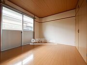 日差しがたっぷり差し込む洋室6帖♪