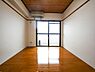 室内：暖かな陽差しがお部屋に癒しの時間を与えてくれます