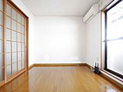 木目調のフロアが落ち着いた雰囲気を生み出します♪
