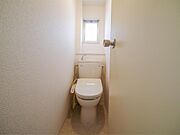 トイレは快適な温水洗浄暖房便座付き