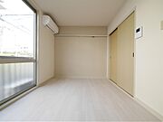 日差しがたっぷり差し込む洋室6帖♪