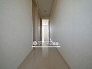 木目調のフロアが落ち着いた雰囲気を生み出します♪