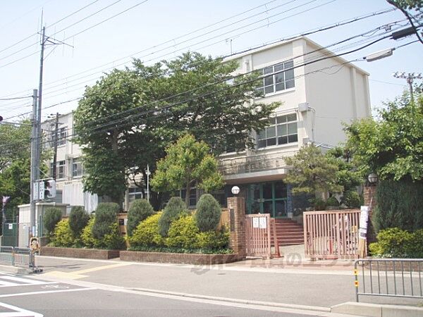 勧修小学校まで750メートル