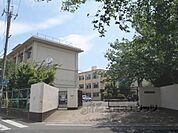 久世中学校まで750メートル