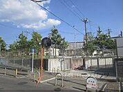 向島秀蓮中学校まで650メートル