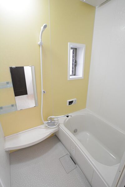 浴室：追炊き機能付き風呂・サーモスタット混合水栓