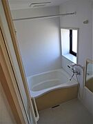 黄色のアクセントがきいたお洒落なお風呂