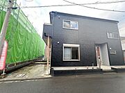 玄関ポーチに屋根があると雨の日の出入りが便利です。