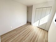 段差を最小限に抑えたフラット仕様で安心してお部屋の移動ができます：洋室5.5帖