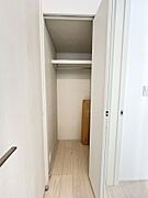 上着や帽子などお出かけ前にサッと手にできるウェルカムクローク。