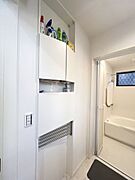 洗面室にはタオルやパジャマ，洗剤などがしまえる便利なランドリー収納付。