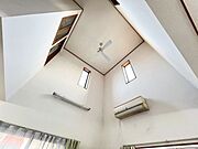 太陽の光をしっかりリビングまで取り込むことができる吹抜け。空気が循環することで風通しも良くなります。