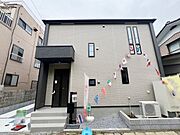 玄関ポーチに屋根があると雨の日の出入りが便利です。