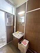 玄関近くに配置された洗面室は帰宅後の手洗いに便利です。