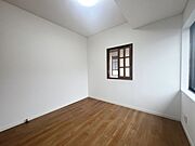 小さめの部屋だからこそ，落ち着いた集中環境をつくりやすく，学習や在宅ワークにもぴったり：洋室約4.5帖