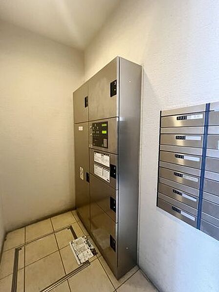 不在時や急な用事の際にも荷物の受取ができる宅配ボックス。