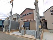 静かな街並みに包まれた住環境で，毎日の暮らしにやさしい安心感が広がります。