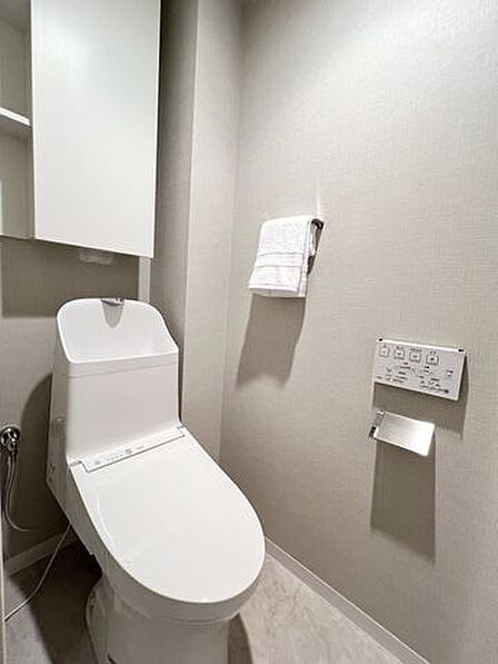 快適な温水洗浄機能付。トイレ周りで利用する小物の収納に嬉しい収納キャビネット付。