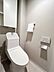 トイレ：快適な温水洗浄機能付。トイレ周りで利用する小物の収納に嬉しい収納キャビネット付。