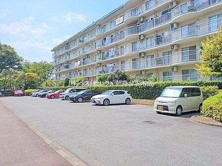 お車の出入りがしやすい平面駐車場。