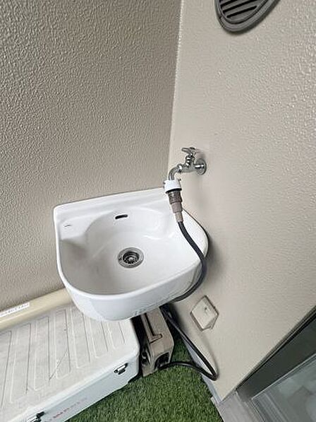 靴を洗ったり,お掃除や植物への水やりなどあると便利なスロップシンク。