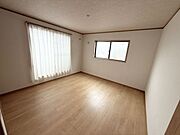 やわらかな光が広がる室内は，リラックスした時間を過ごすのにぴったり：洋室8.0帖
