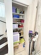 書類や文房具などリビング周りで使用するアイテムの収納に便利です。