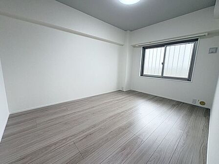 やわらかな光が広がる室内は,リラックスした時間を過ごすのにぴったり:洋室約6.4帖