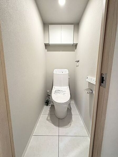 快適な温水洗浄機能付。トイレ周りで利用する小物の収納に嬉しい収納棚付。