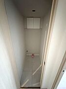 快適な温水洗浄機能付。トイレ周りで利用する小物の収納に嬉しい収納棚付。