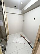 白を基調とした清潔感のある洗面室。
