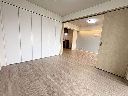 洋室をオープンにするとより広くなり,来客時にもゆったり使えますね:洋室約6.5帖