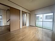 ダイニングに隣接する洋室はリビングルームとしても活躍します：洋室約5.6帖